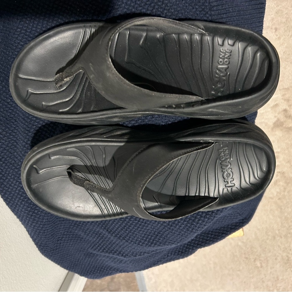 Hoka one Men's 8 /Women’s 10 Black Flip-Flops like new NOT OOFOS!!
